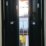 Scuri-porta-finestra-doga-verticale-verde-con-spagnoletta