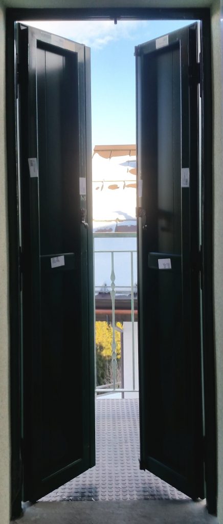Scuri-porta-finestra-doga-verticale-verde-con-spagnoletta