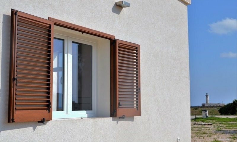 Persiane-in-alluminio-stecca-orientabile-ciliegio-finestra-pvc-bianco