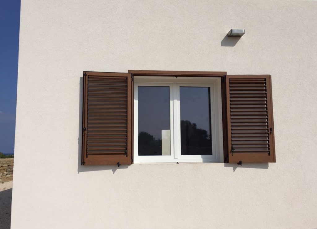 Persiane-alluminio-ciliegio-finestra-pvc-bianco-Sicilia-Mare.jpg