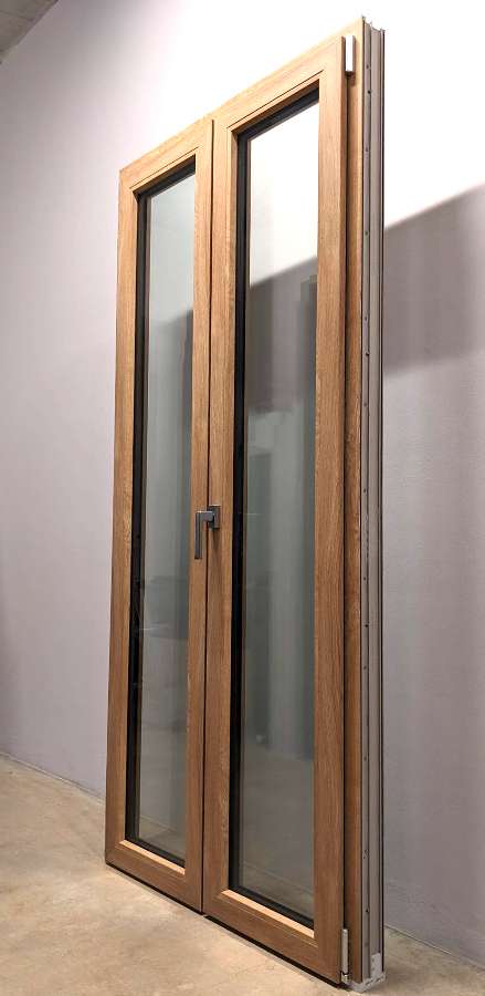 Porta-finestra-Alulplast-8000-due-ante-finto-legno-serramenti-windirect