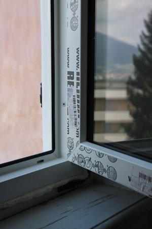 telaio-lato-ds-finestra-Rehau-schiumato